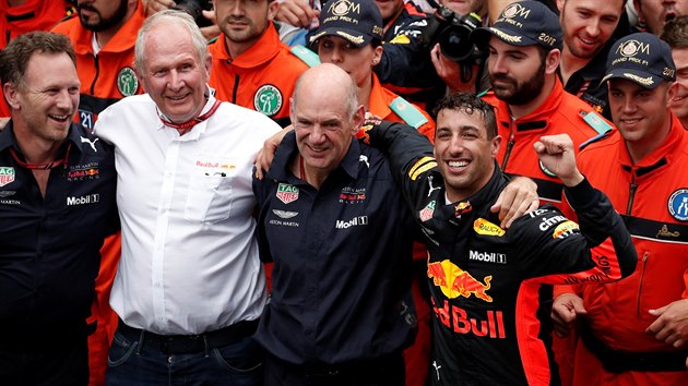 Daniel Ricciardo z Red Bullu se raduje z vítězství ve Velké ceně Monaka.
