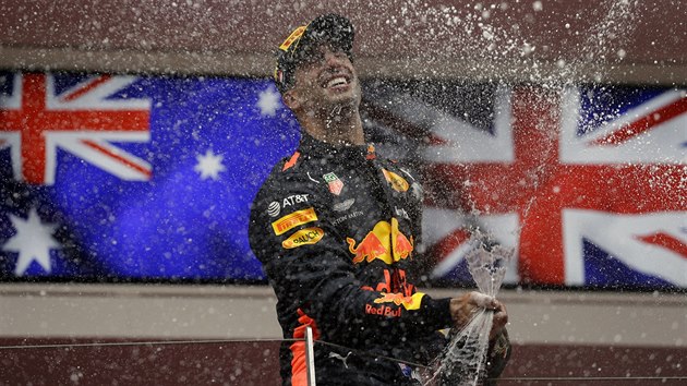 Daniel Ricciardo z Red Bullu slav vtzstv ve Velk cen Monaka.