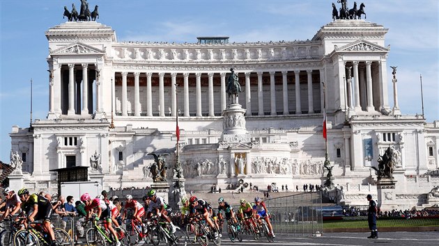 Ve stnu pamtnku Viktora Emanuela II. zakonili zvodnci druh nejstar cyklistick etapov zvod Giro dItalia.