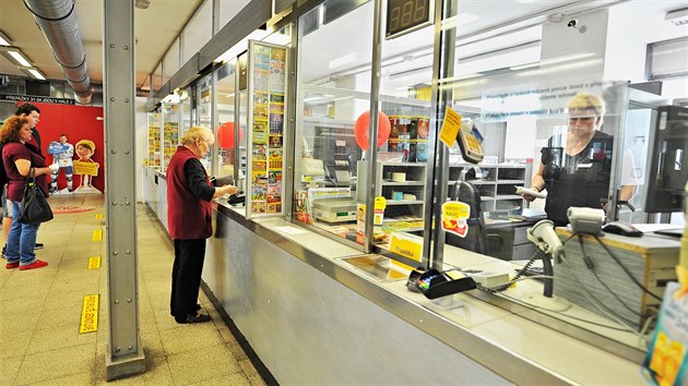 Pam�tkov� chr�n�n� budova �esk� po�ty u hlavn�ho n�dra�� v Brn� prod�lala posledn� �pravy v 80. a 90. letech minul�ho stolet�. Ty j�
v�ak sp�e ubl�ily. Podle odborn�k� by si rekonstrukci zaslou�il nejen vn�j�� pl᚝, ale tak� interi�ry.