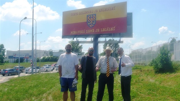 Členové Moravského zemského hnutí přelepili v Brně tři billboardy moravskou vlajkou. Podle svého tvrzení tak chtěli poukázat na problém s nelegálními poutači.