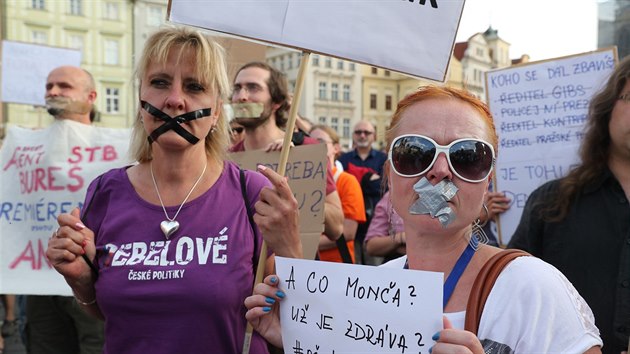 Na Staroměstském náměstí v Praze se v úterý v podvečer uskutečnil němý protest proti premiérovi Andreji Babišovi. Jeho účastníci, kteří měli přelepená ústa, se poté přesunuli na Pražský hrad (22. května 2018).