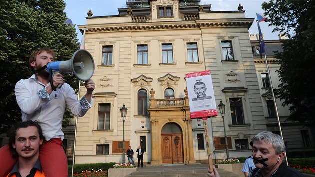 Na Staroměstském náměstí v Praze se v úterý v podvečer uskutečnil němý protest proti premiérovi Andreji Babišovi. Jeho účastníci, kteří měli přelepená ústa, se poté přesunuli na Pražský hrad (22. května 2018).
