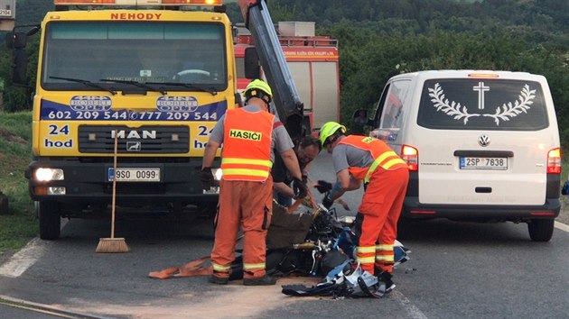 Na pejezdu v Kralupech nad Vltavou se po est hodin veer srazil motork s osobnm vlakem (22. kvtna 2018).