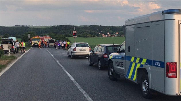 Na pejezdu v Kralupech nad Vltavou se po est hodin veer srazil motork s osobnm vlakem (22. kvtna 2018).