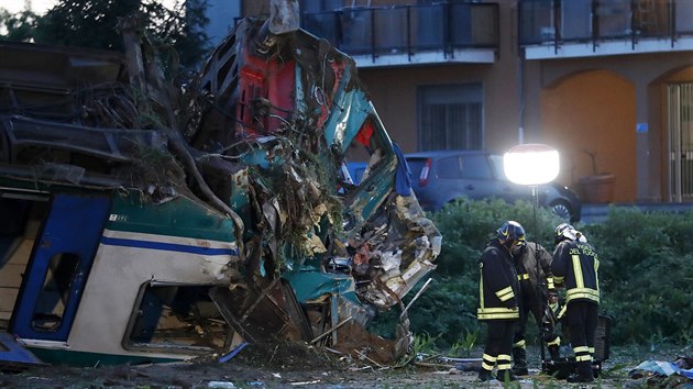 U italskho Turna se v noci srazil kamion s vlakem. Netst si vydalo dv obti a nejmn 23 zrannch. (24. kvten 2018)