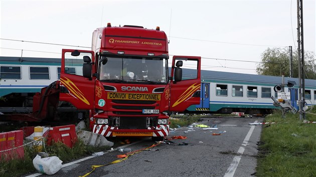 U italskho Turna se v noci srazil kamion s vlakem. Netst si vydalo dv obti a nejmn 23 zrannch. (24. kvten 2018)