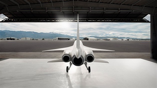 Nadzvukový letoun XB-1 společnosti Boom Technology v hangáru v americkém Denveru.