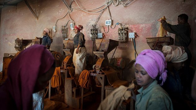 Ženy pracující na trhu s kořením v Asmaře.