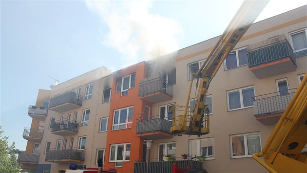 Oheň zachvátil byt ve čtvrtém patře ve Strakonicích. (21. května 2018)