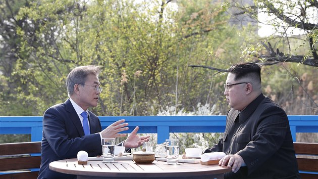 Jihokorejsk prezident Mun e-in se v demilitarizovanm psmu seel se severokorejskm vdce Kim ong-unem. (26. kvtna 2018)