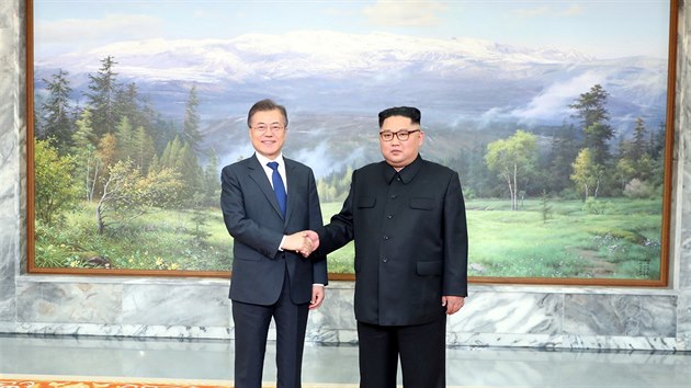 Jihokorejsk prezident Mun e-in se v demilitarizovanm psmu seel se severokorejskm vdce Kim ong-unem. (26. kvtna 2018)