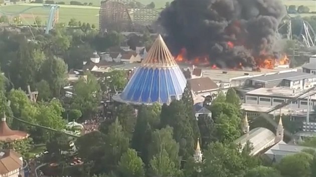 Německý zábavní park Europa-Park zasáhl v sobotu rozsáhlý požár. Zcela zničil dvě atrakce. (27. května 2018)