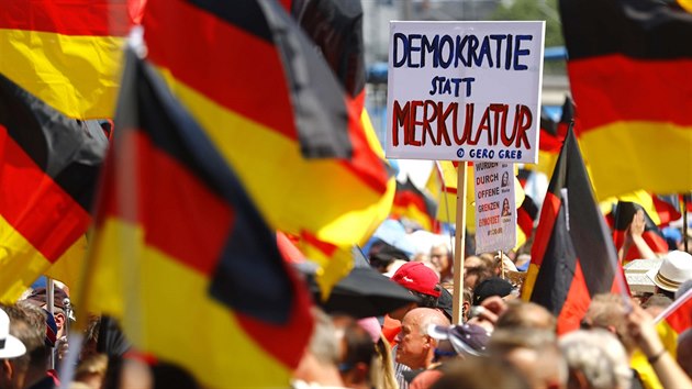 V Berln se seli pznivci protiimigran opozin strany Alternativa pro Nmecko (AfD). (27. kvtna 2018)