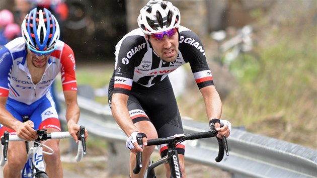 Tom Dumoulin (vpravo) a Thibaut Pinot pi stoupn na Zoncolan na Giru dItalia.