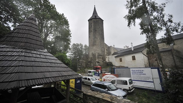 Oprava hradu Roštejn na snímku z poloviny května 2018. Po rekonstrukci vzniknou mimo jiné i nové prohlídkové trasy a expozice.