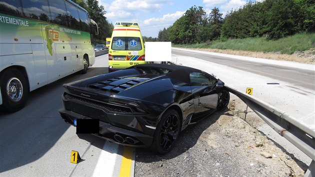 Supersport Lamborghini FZ dostal na frak na české dálnici D1. Řidič z Malajsie se v zúžení nevešel vedle kamionu a o soupravu škrtl. Po smyku „zaparkoval“ do svodidel. Škodu na voze se policisté odhadnout neodvážili.