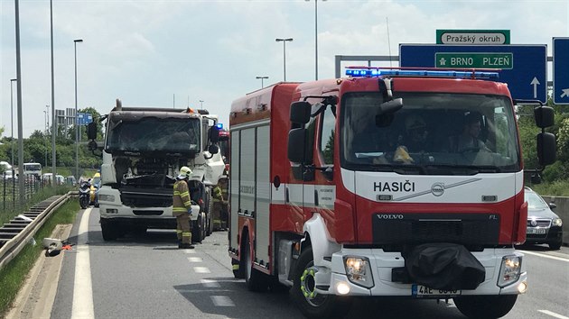 Řidiče nákladního auta museli po dopravní nehodě vyprostit hasiči (28.5.2018)