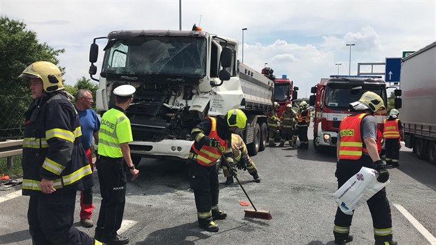 Řidiče nákladního auta museli po dopravní nehodě vyprostit hasiči (28.5.2018)