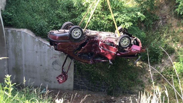 idi osobnho auta vyjel na Mlnicku ze silnice a ztil se ze srzu, nehodu nepeil. Spolujezdce pevezli zchrani s vnmi zrannmi do nemocnice. (28.5.2018)