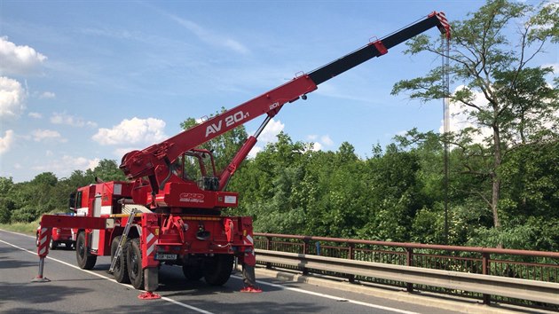 idi osobnho auta vyjel na Mlnicku ze silnice a ztil se ze srzu, nehodu nepeil. Spolujezdce pevezli zchrani s vnmi zrannmi do nemocnice. (28.5.2018)