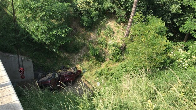 idi osobnho auta vyjel na Mlnicku ze silnice a ztil se ze srzu, nehodu nepeil. Spolujezdce pevezli zchrani s vnmi zrannmi do nemocnice. (28.5.2018)