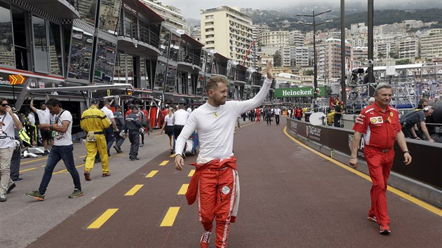 Sebastian Vettel zdraví diváky při tréninku na Velkou cenu Monaka formule 1.
