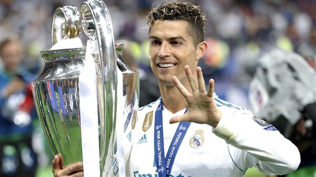 VYHRÁL JSEM UŽ POPÁTÉ. Cristiano Ronaldo slaví triumf Realu Madrid v Lize mistrů.