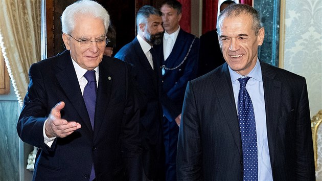 Italský prezident Sergio Mattarella (vlevo) v pondělí pověřil ekonoma Carla Cottarelliho sestavením úřednické vlády. (28. 5. 2018)