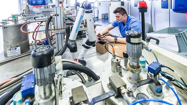 Nmeck koncern Siemens roziuje v nov vrobn hale v Trutnov vrobu startr elektromotor (18.5.2018).