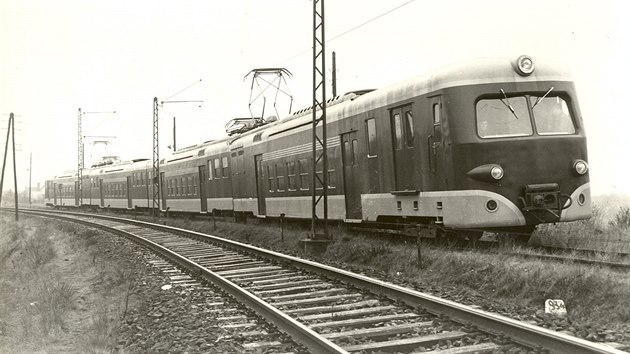 Podle vagonskho muzea Prototypov jednotka EM 475.0 v roce 1960 na tovrn zkuebn drze - Bartoovick vleka. Podle serveru Prototypy.cz a kilometrovnku 93,4 je na snmku prototypov jednotka EM 475.0001-02 v jnu a listopadu 1959, kdy absolvovala jzdn zkouky na zkuebn trati v Doudlevcch. V poped tra elezn Ruda  Plze.