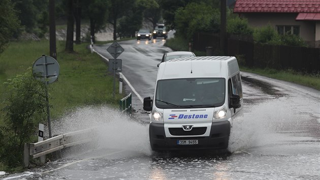 V Zaječově na Berounsku byly v pátek ráno zrušeny všechny povodňové stupně, hladiny výrazně klesly i na dalších tocích. (25.5.2018) 