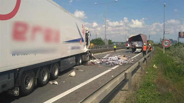 Řidič kamionu na D46 u Prostějova při třetí úterní nehodě nedobrzdil před kolonou a narazil do dalšího kamionu stojícího na jejím konci. Část nákladu skončila vysypaná na silnici.