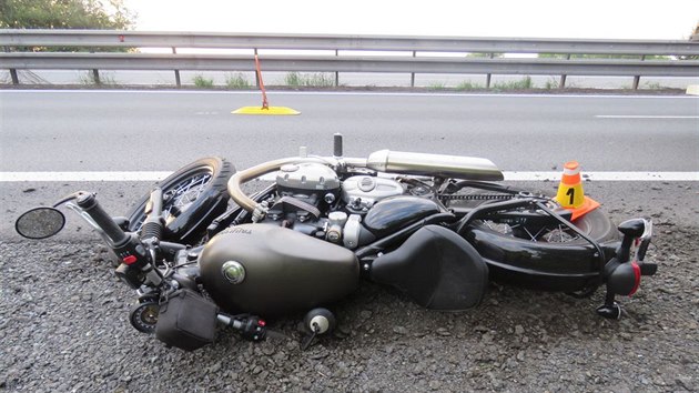 Motorkář na D46 u Prostějova při první úterní nehodě havaroval v místě, kde je provoz zúžený do jednoho pruhu v každém směru kvůli pracím na silnici. V obou směrech se rychle vytvořily kolony.