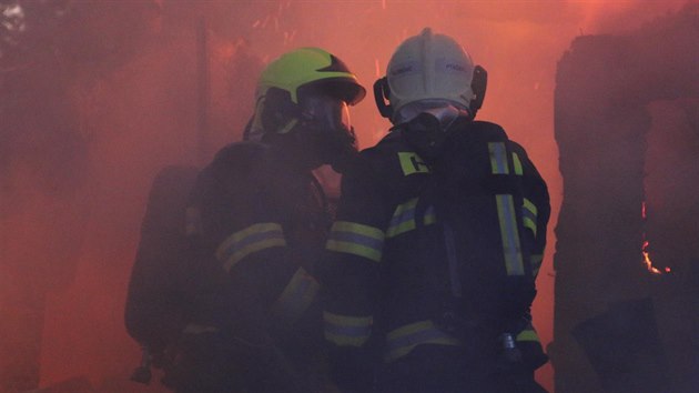 Nedaleko Prahy hořel rodinný dům, na vině je patrně žhavý popel