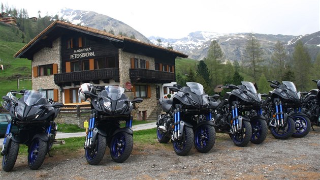 Hlouček zaparkovaných novinářských strojů budil zájem i na nejodlehlejších místech Alp.