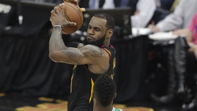 LeBron James (nahoe) z Clevelandu pod tlakem Semiho Ojeleyeho z Bostonu.