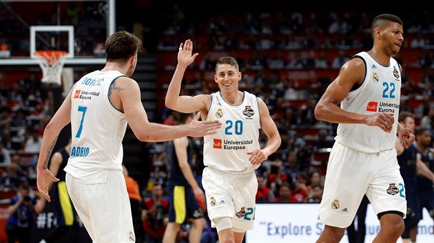 Luka Doni, Jaycee Carroll a Edy Tavares (vlevo) z Real Madrid bhem zpasu s Fenerbahce Istanbul.