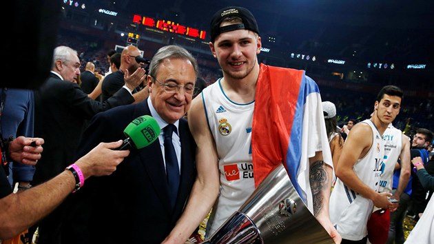 Luka Doni z Realu Madrid dr trofej pro vtze Euroligy, nakln se k nmu klubov prezident Florentino Perez.