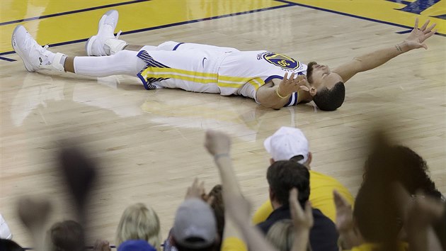Stephen Curry z Golden State oslavuje v lee, fanouci mu aplauduj.