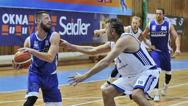 Jakub Hanu (vlevo) z UP Olomouc ro kolem Rostislava Veselho ze r nad Szavou.