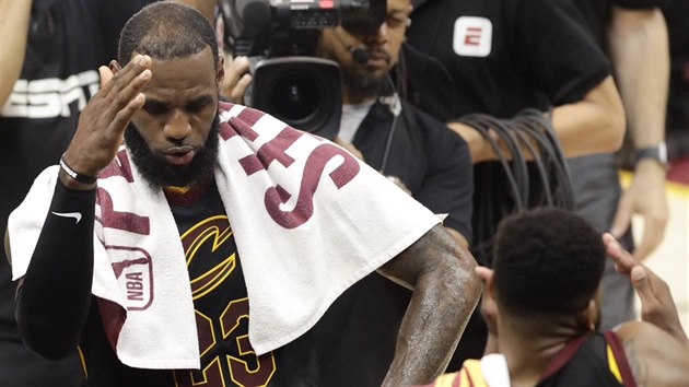 LeBron James (vlevo) a Tristan Thompson z Clevelandu oslavuj�.