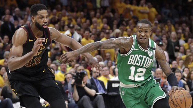 Tristan Thompson (vlevo) z Clevelandu nahn Terryho Roziera z Bostonu.