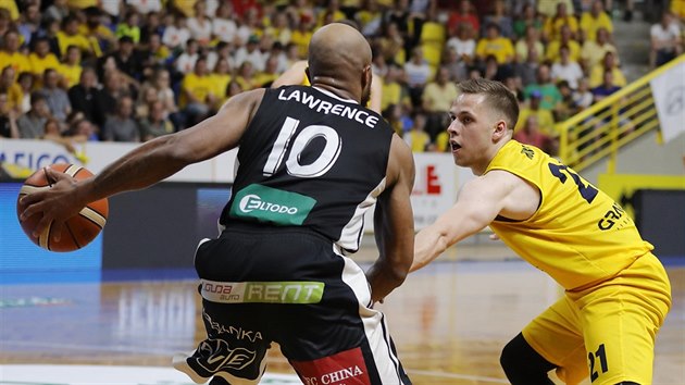 Eugene Lawrence (vlevo) z Nymburka �to�� kolem Radovana Kou�ila z Opavy.