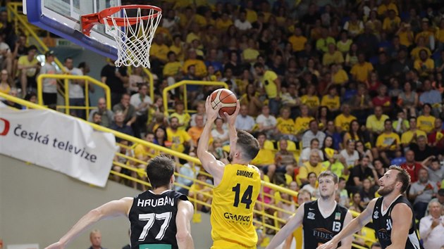 Martin Gniadek (ve �lut�m) z Opavy �to�� na ko� Nymburka. Sleduj� ho Vojt�ch Hruban, Martin Peterka a Martin K�� (zleva).