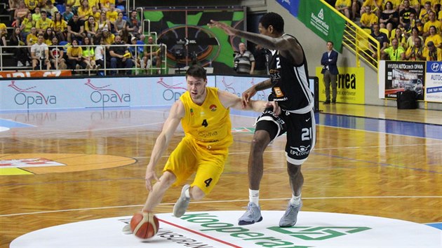 Opavský basketbalista Rostislav Dragou (vlevo) útočí kolem Alexe Davise z Nymburka.