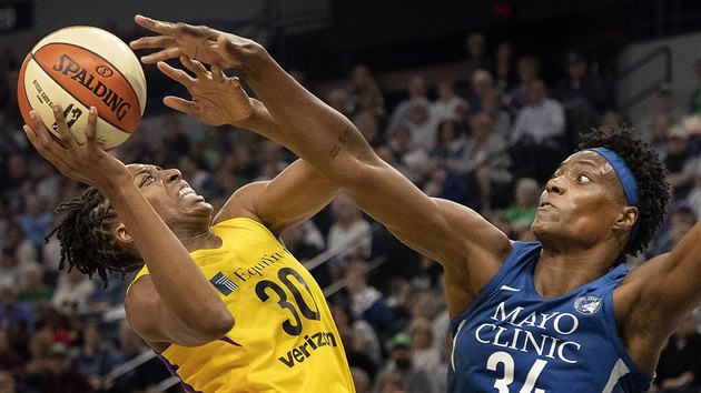 Sylvia Fowlesov (vpravo) z Minnesota Lynx brn Nneku Ogwumikeovou z Los Angeles Sparks.