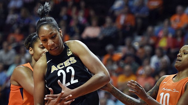 A'ja Wilsonov (22) z Las Vegas Aces v souboji s Alyssou Thomasovou (vlevo) a Courtney Williamsovou z Connecticut Sun.