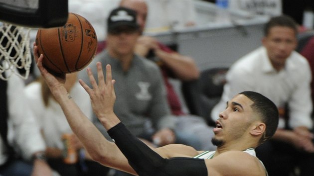 Jayson Tatum (vpravo) z Bostonu najd do Kevina Lovea z Clevelandu.