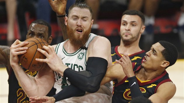 Aron Baynes (v blm) z Bostonu pod tlakem clevelandsk pesily. Zleva LeBron James, Larry Nance Jr. a Jordan Clarkson.